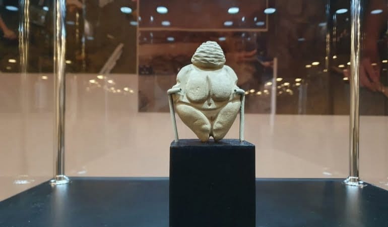 A 17 200 Years Old Statuette Discovered In Romania Venus From