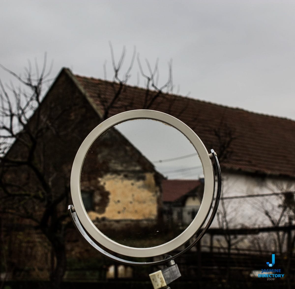 A mirror inside an image showing the same thing