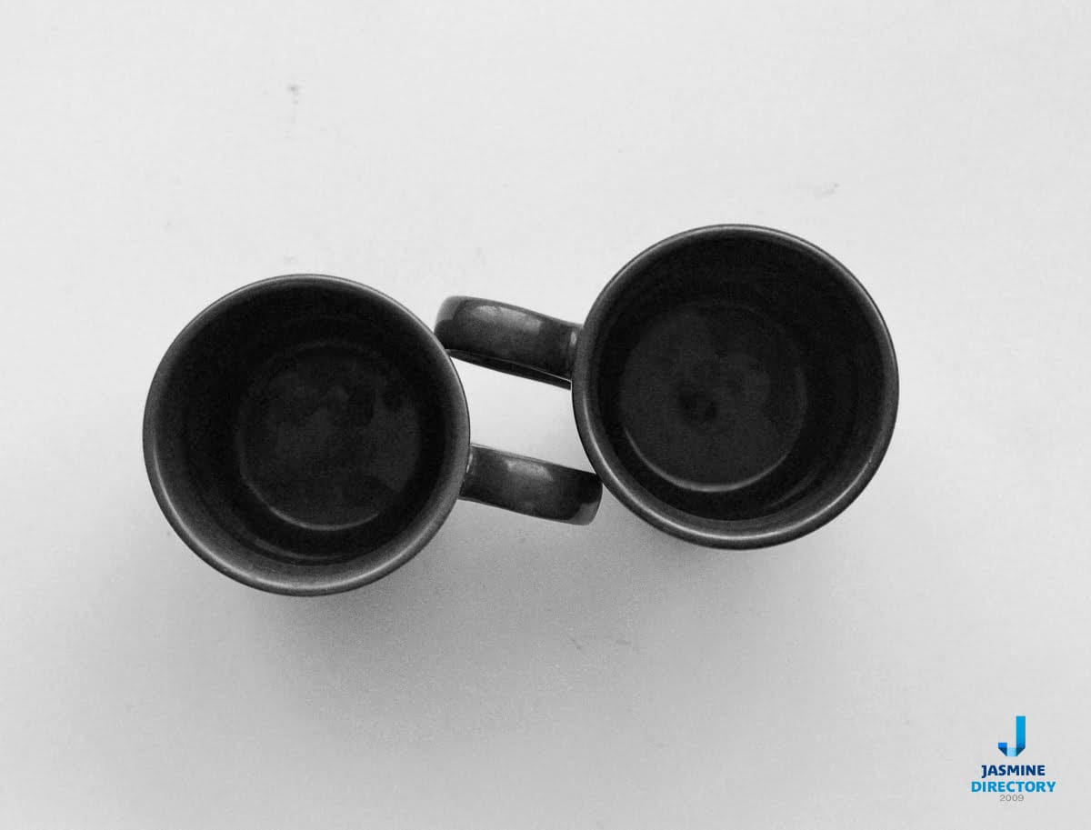 Two mugs creating a symmetrical ballanced photo