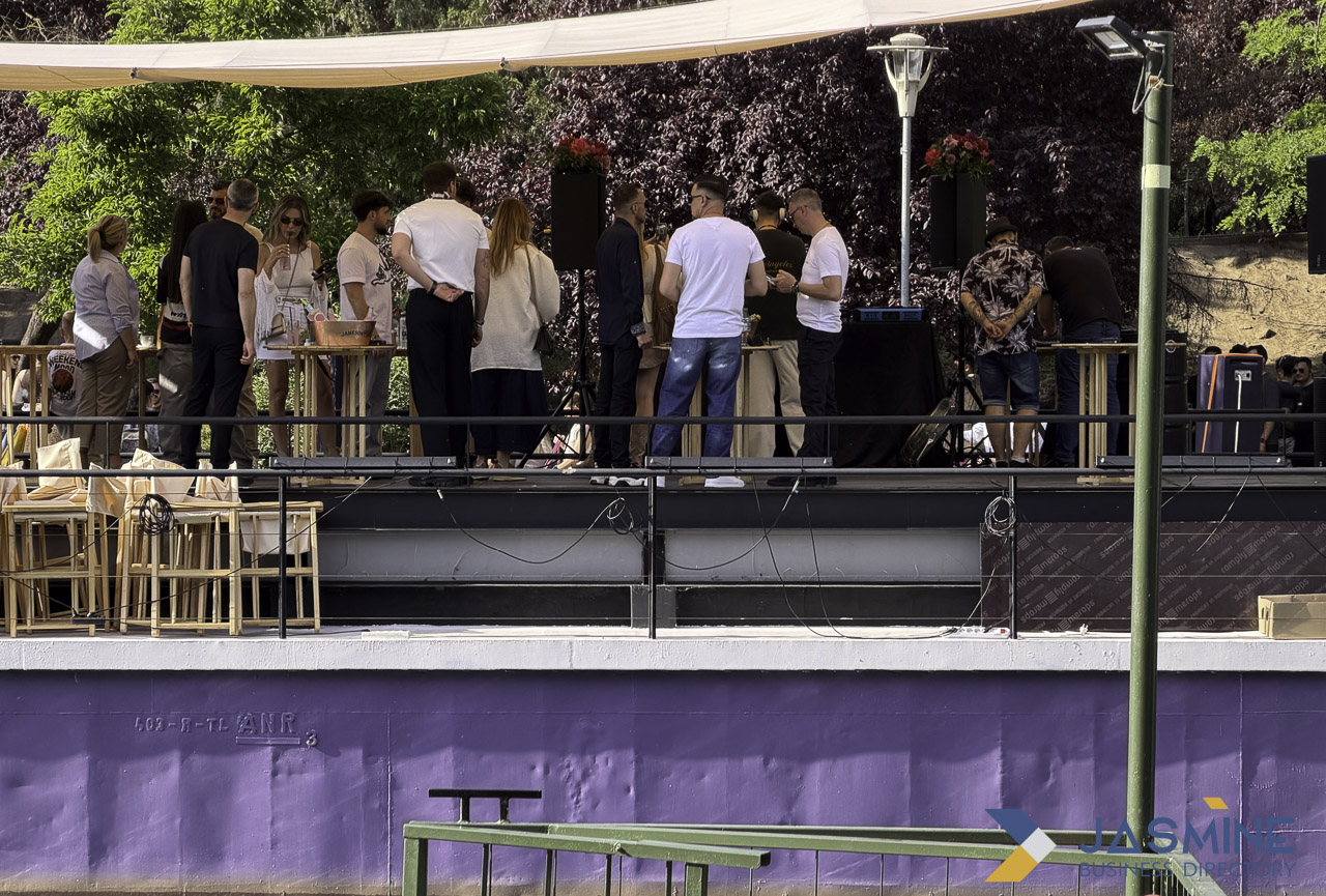 Outdoor event platform with attendees