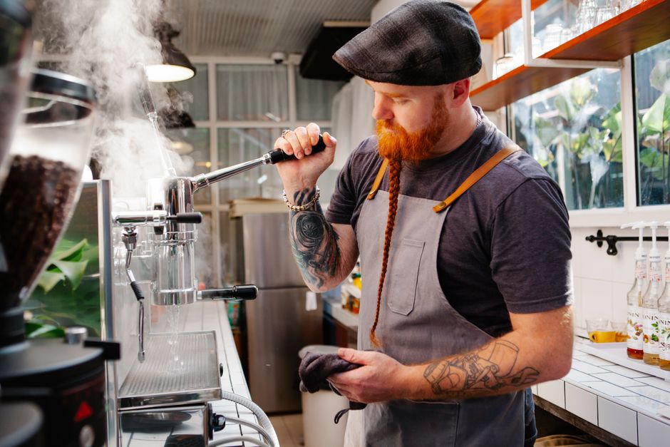 barista-purging-steam-wand-cleaning-routine