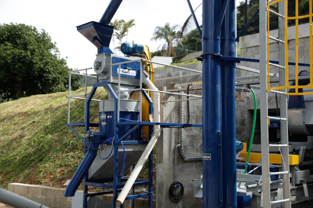 industrial-bulk-solids-processing-plant-hopper-elevator