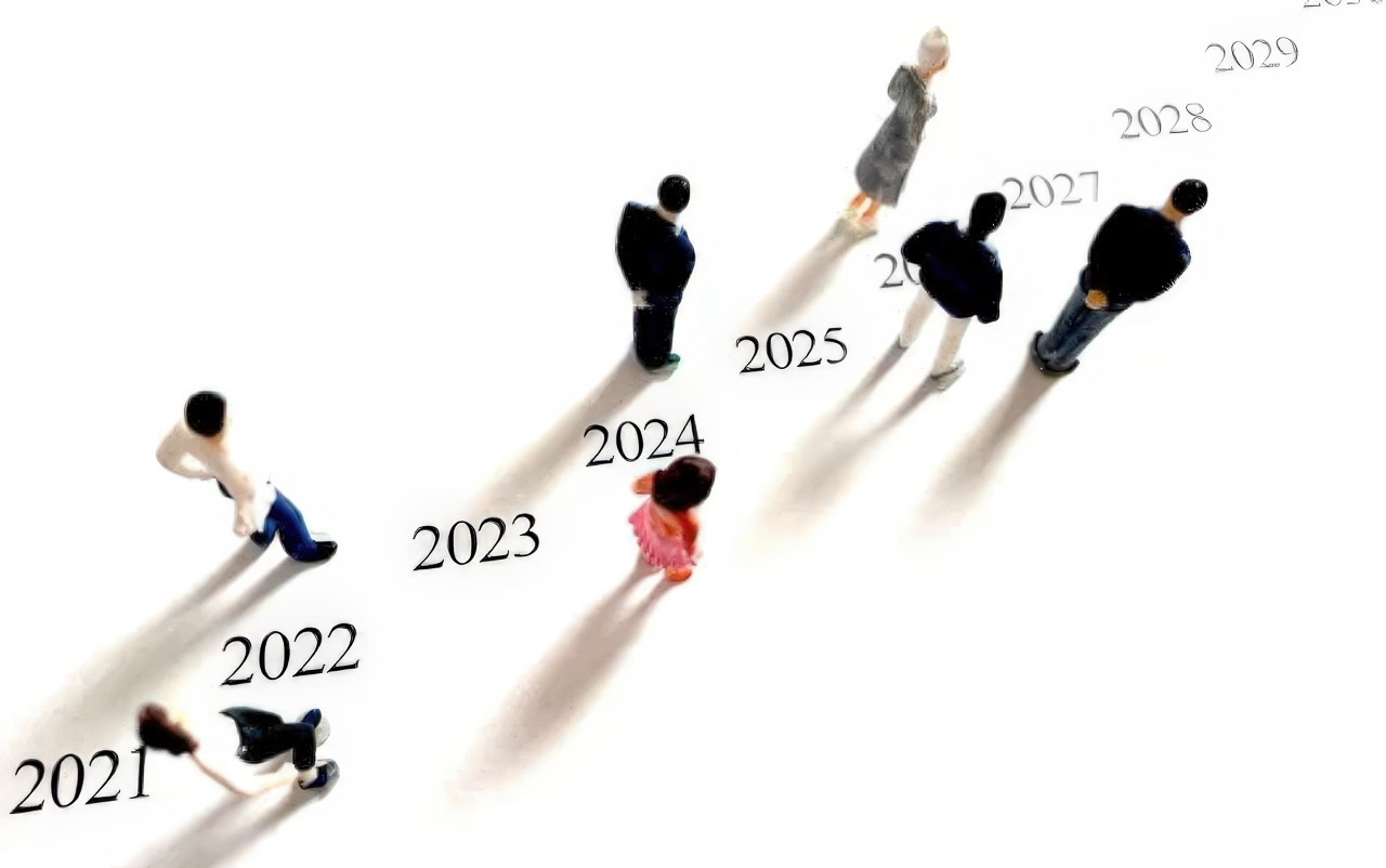 Miniature figures arranged in a diagonal timeline from 2021 to 2029 illustrate the progression of small business SEO strategies and sustained online visibility.