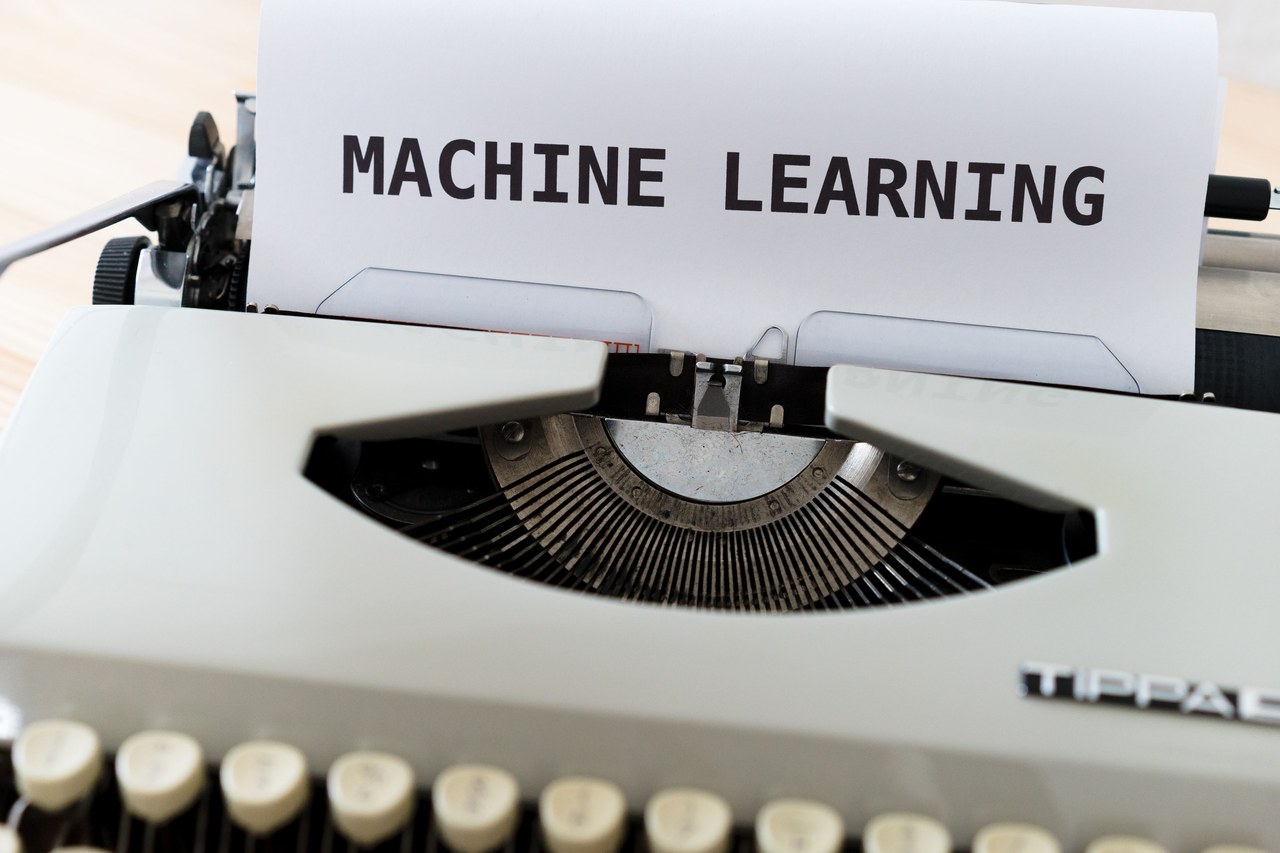 Vintage typewriter with 'MACHINE LEARNING' typed on white paper, illustrating the technological evolution driving modern AI-powered SEO strategies.